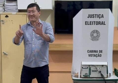 Taka Yamauchi vota no segundo turno em dia que promete ser histórico para Diadema