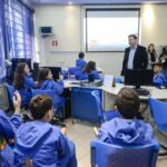 alunos e prefeito Orlando Morando