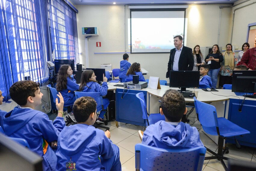 alunos e prefeito Orlando Morando