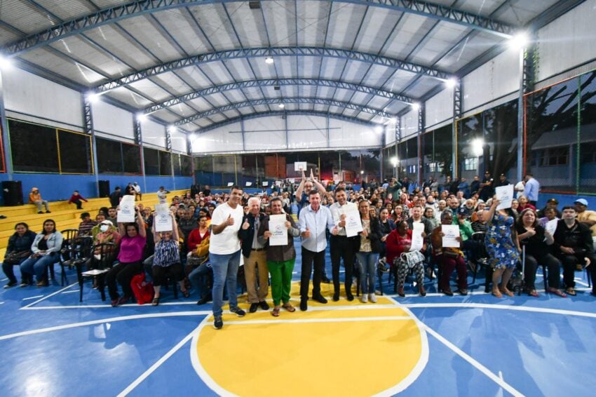 Prefeito Orlando Morando entrega 258 escrituras no Parque dos Químicos, região do Grande Alvarenga