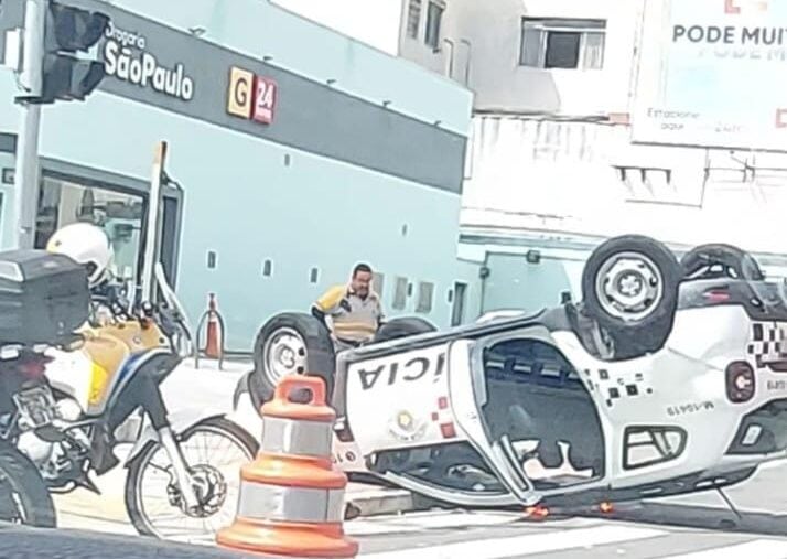 viatura da PM capota