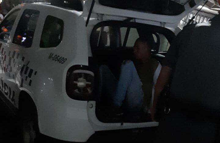 Criminoso é preso na viatura