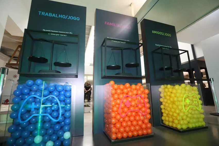 Sabina recebe exposição interativa que alerta sobre os riscos do uso da internet