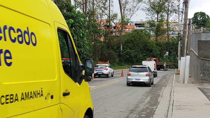 Colisão entre moto e caminhão aconteceu na Estrada da Cama Patente, na manhã desta quinta-feira