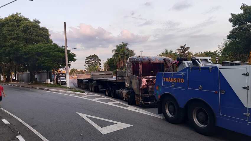 caminhão queimado em Diadema