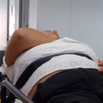 mulher na maca dentro da Coop