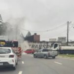 Carro pega fogo em rotatória do bairro Batistini, em São Bernardo