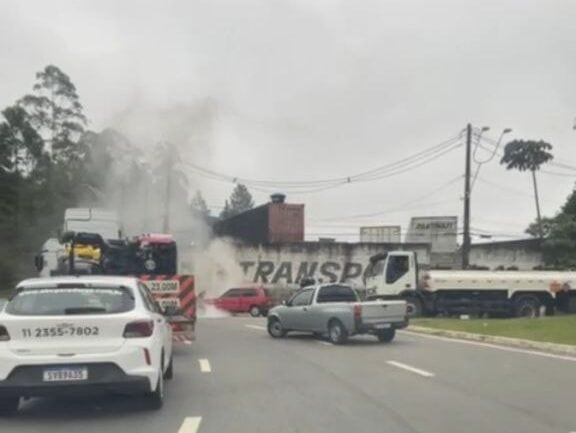 Carro pega fogo em rotatória do bairro Batistini, em São Bernardo