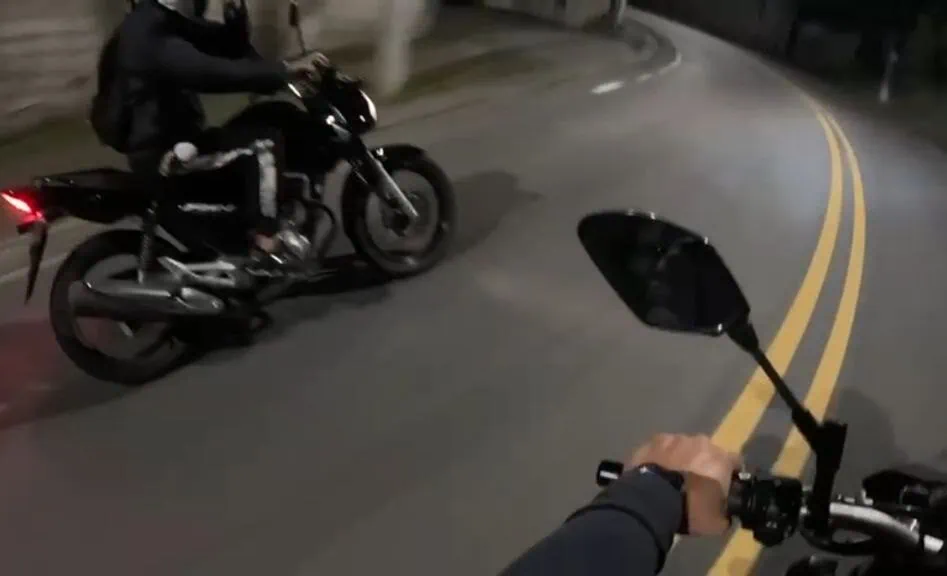 Câmera de capacete de motociclista registra tentativa de assalto na Imigrantes