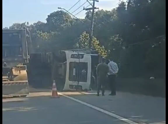 carreta tombada