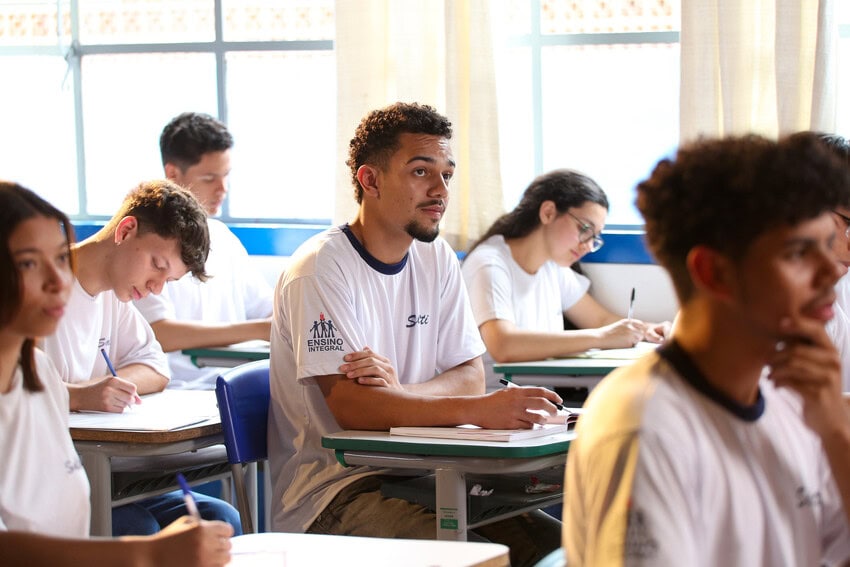 alunos em sala de aula 