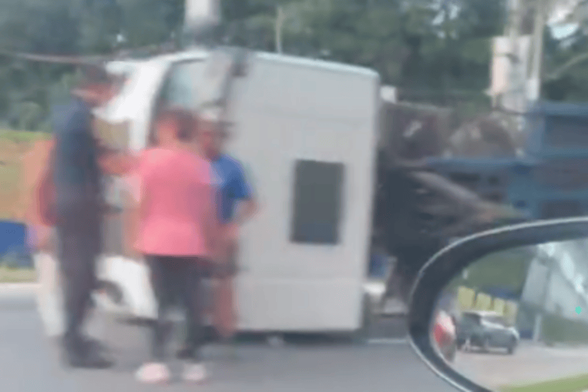 Caminhão tomba na Avenida Taboão