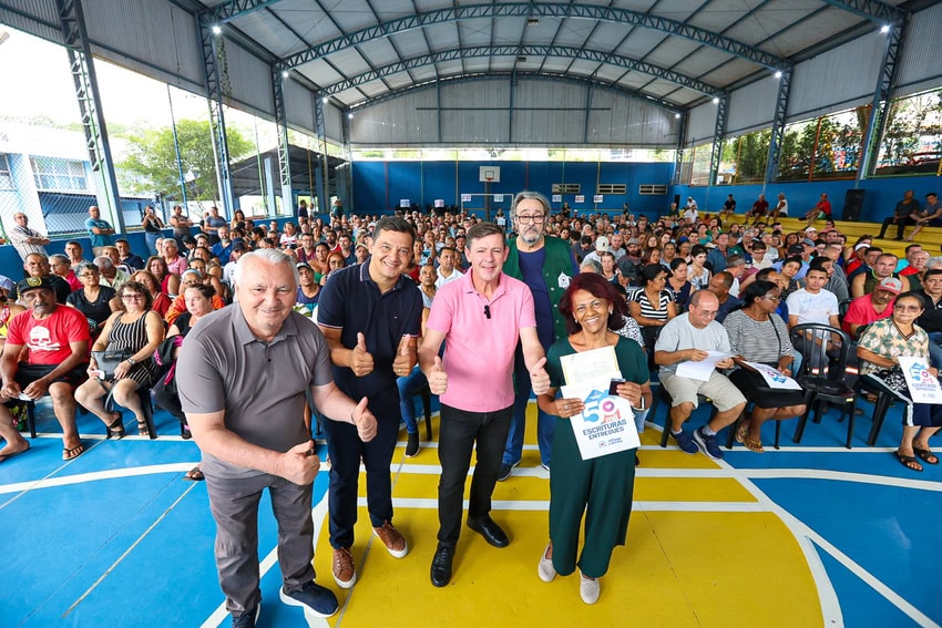 Prefeito Orlando Morando entrega escrituras a moradores do Jesus de Nazareth I e II e Novo Horizonte I e II