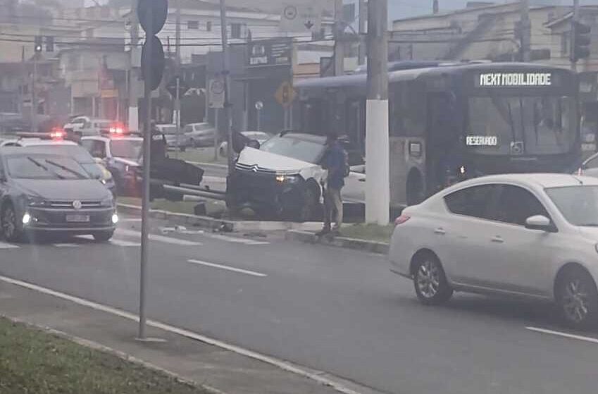 Carro e ônibus colidem na AV. H. de Alencar castelo branco; sem vítimas