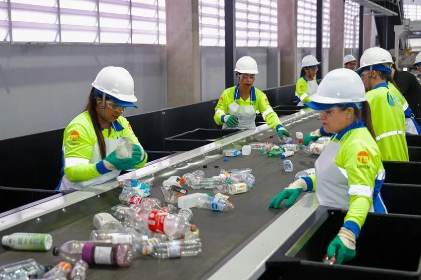 Com o novo equipamento, a expectativa é a de triplicar a quantidade de material recebido e triado em São Caetano, de 5 toneladas para 15 toneladas por dia, além de gerar emprego e renda aos catadores