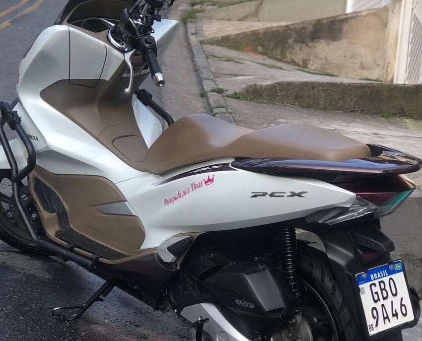 Honda PCX 150 DLX ABS, cor branca, ano 2021, com placa GBO9A46, foi roubada em São Bernardo