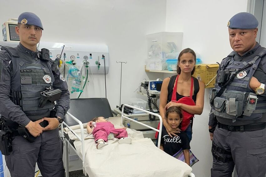 Com filho desacordado, mãe pede ajuda; policiais militares salvam bebê engasgado