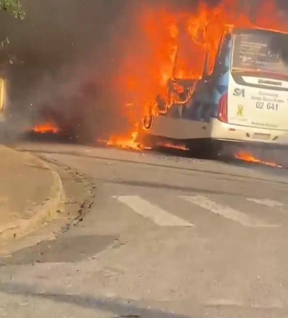 ônibus incendiado