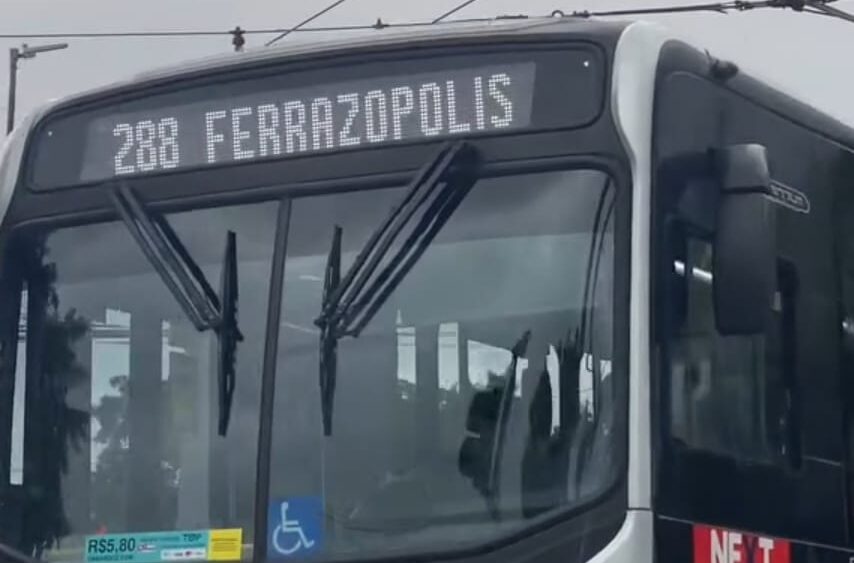 Ônibus Natalino da linha 288 decepciona passageiros sem decoração