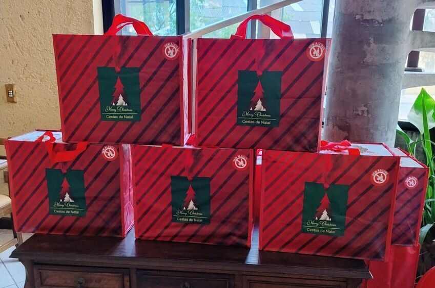 Prefeitura de Ribeirão Pires entrega cesta de Natal aos catadores da Cooperpires