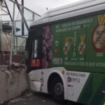 A caminho de Diadema, trólebus atinge casa de esfihas, no Jabaquara