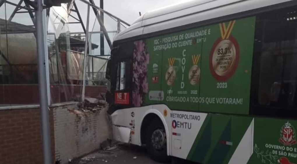 A caminho de Diadema, trólebus atinge casa de esfihas, no Jabaquara
