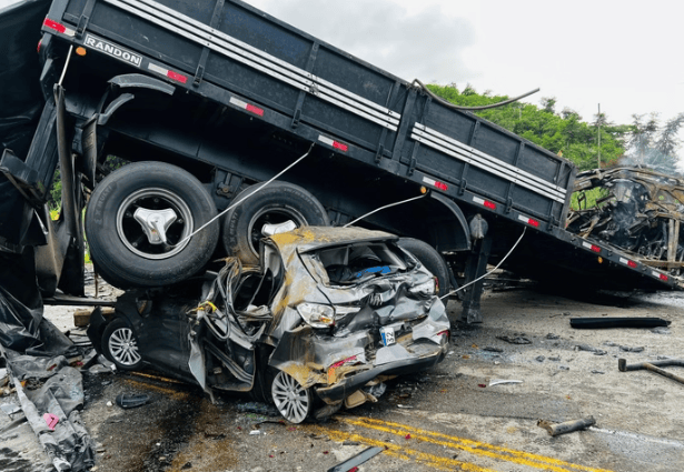 três ocupantes do veículo de passeio saíram com vida apesar de o carro ficar destruído