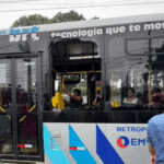 trólebus com vidro quebrado