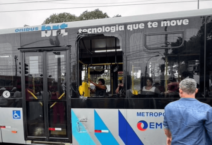 trólebus com vidro quebrado