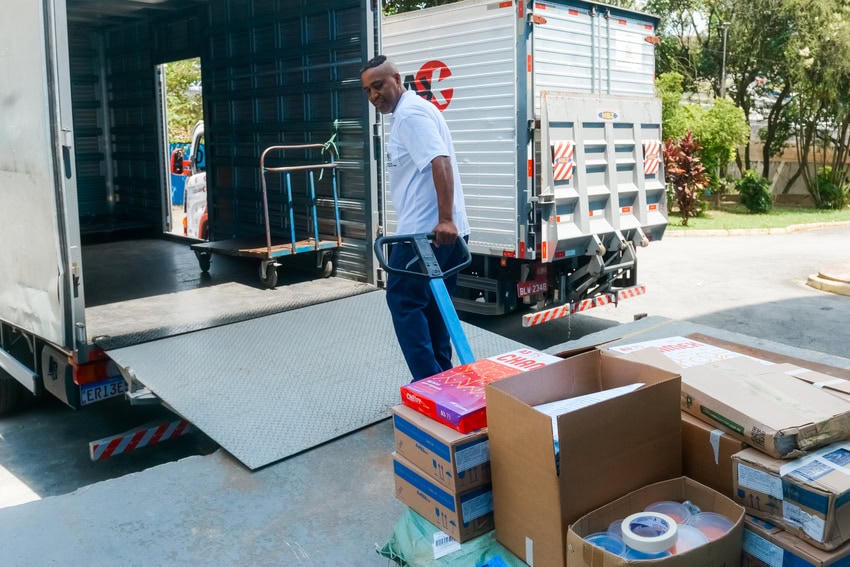 São Bernardo inicia distribuição de kits de materiais às unidades escolares da rede