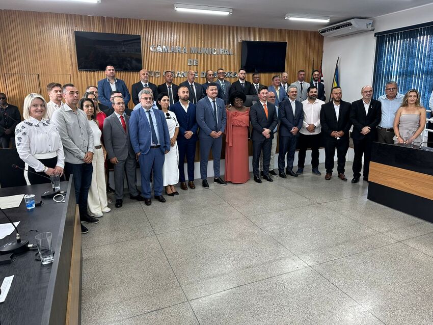Prefeito e vice-prefeita tomaram posse e reafirmaram compromisso pela transformação da cidade; vereadores eleitos também foram empossados pela Câmara