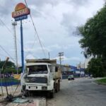 Caminhão colide com poste próximo ao Assaí Atacadista em Santo André