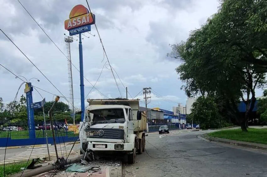 Caminhão colide com poste próximo ao Assaí Atacadista em Santo André