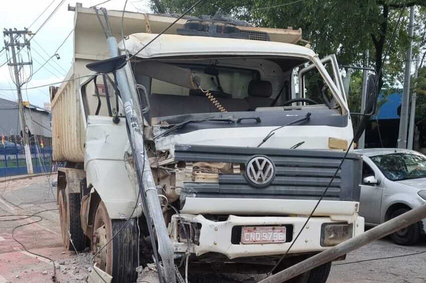 motorista relatou que perdeu o controle do veículo ao desviar a atenção para um objeto que caiu dentro da cabine