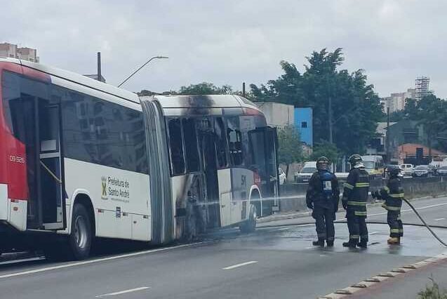 Corpo de Bombeiros foi acionado às 11h34 e atuou com duas viaturas no local onde ônibus estava em chamas