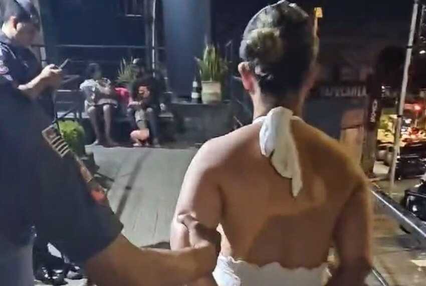 Mulher arremessa balde com produto no rosto de homem e é presa em Diadema
