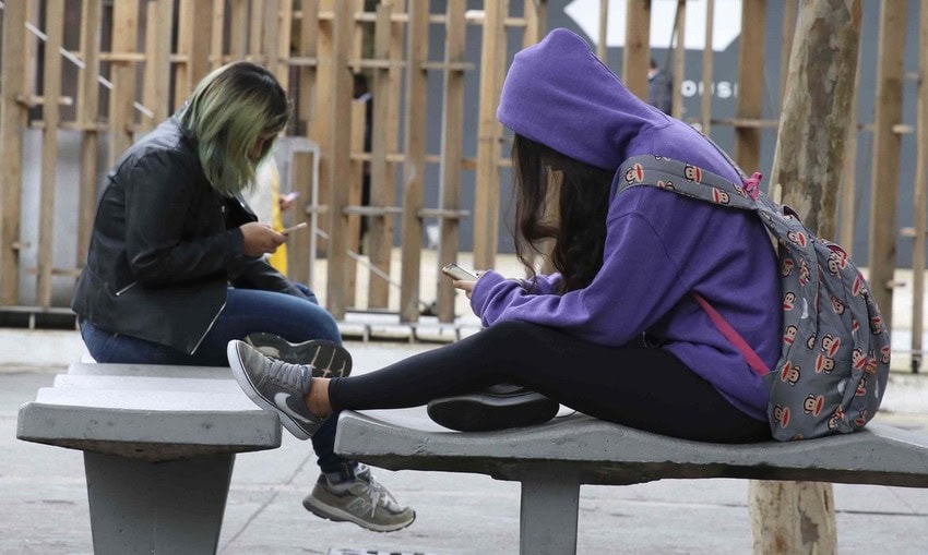 Lula sanciona lei que proíbe uso de celular em escolas