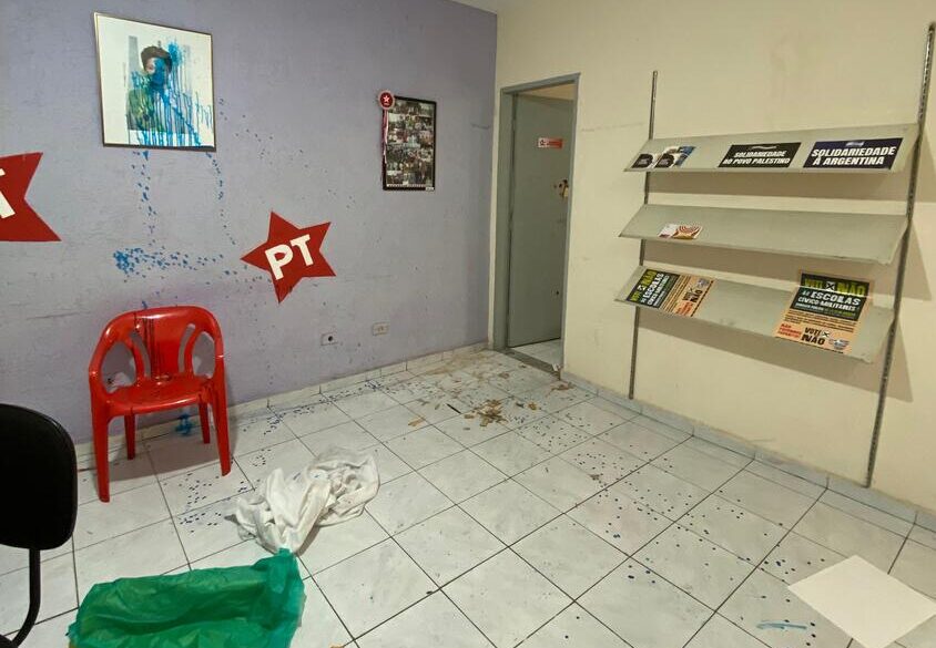 Computadores e equipamentos foram roubados, portas e pias destruídas e quadros de Lula e Dilma manchados com tinta