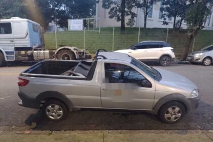 Olá, boa noite. Tudo bem? Seguem as informações solicitadas: A Prefeitura de São Bernardo informa, por meio da Secretaria de Transportes e Vias Públicas, que a ocorrência ocorreu na Avenida Lions, altura do Viaduto Rotary, sentido Santo André. O veículo, objeto de furto, teve problema de abastecimento de combustível e foi abandonado no local. Devido às circunstâncias, houve a necessidade de perícia. Reforçamos que a via já foi completamente liberada e o fluxo normalizado.