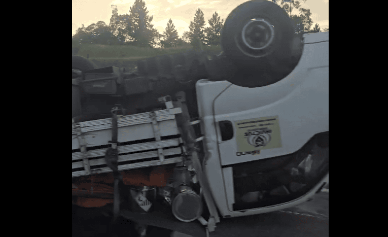 Caminhão e carro capotam em acidente no trecho sul do Rodoanel em São Bernardo