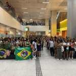 Fãs lotam aeroporto para receber astro de Doramas Jung Hae In