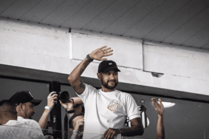 Atacante Neymar anuncia retorno ao Santos