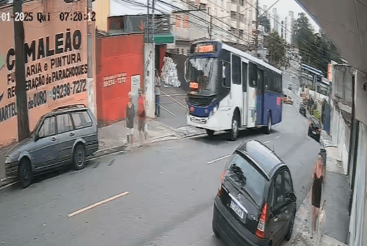 onibus e pedestres