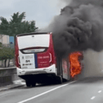 Ônibus pega fogo em Santo André