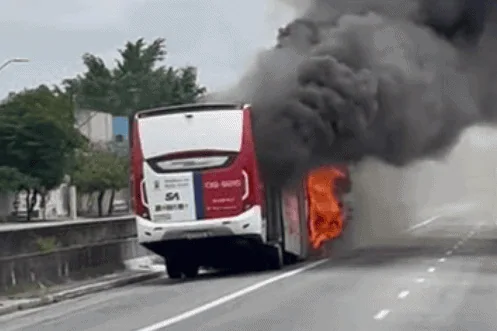 Ônibus pega fogo em Santo André