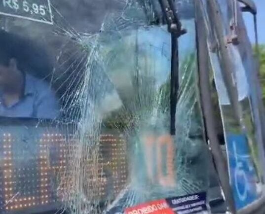 ônibus da BR7 Mobilidade com vidro quebrado após acidente