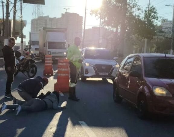 Mulher é socorrida após colisão entre moto e carro na avenida Piraporinha