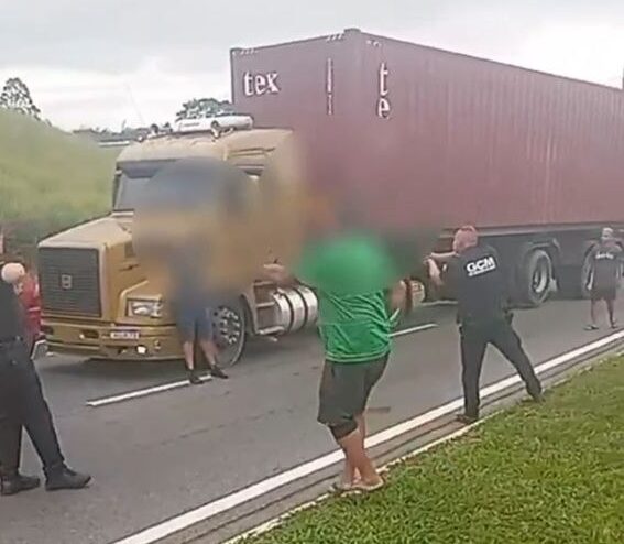 Briga de trânsito em São Bernardo termina na delegacia