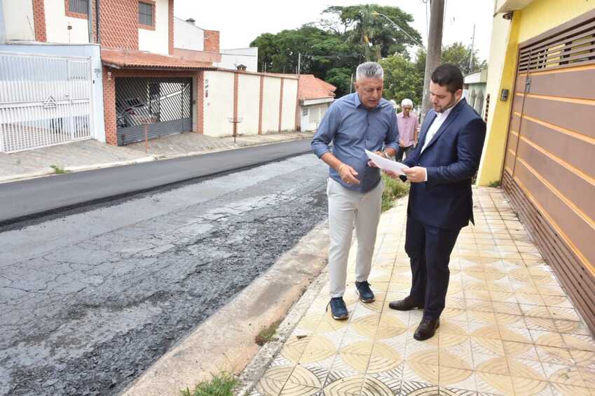 Prefeito Gilvan Junior esteve na companhia do secretário de Manutenção e Serviços Urbanos, José Antônio Ferreira, para acompanhar de perto os trabalhos na Rua das Laranjeiras