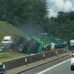 Caminhão com botijões de gás tomba no Rodoanel